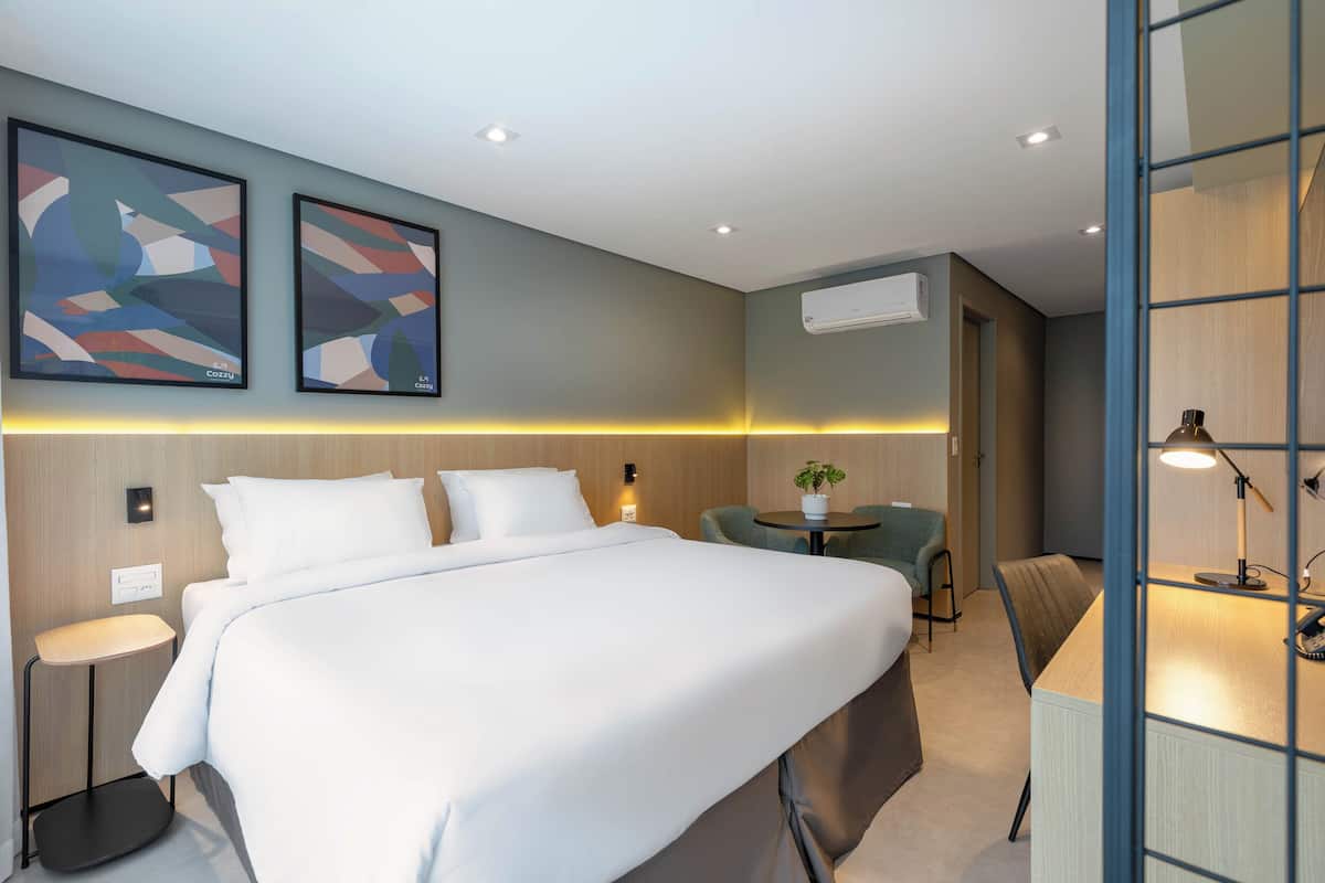 Quarto triplo conforto, cozinha americana | Roupas de cama premium, camas com colchões pillow-top, escrivaninha