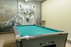 A pool table in a room with a mural of a wolf on the wall. - Copper Point - Outdoor Hot Tub | Fire Table | Gym (Dead Man`s Flats)