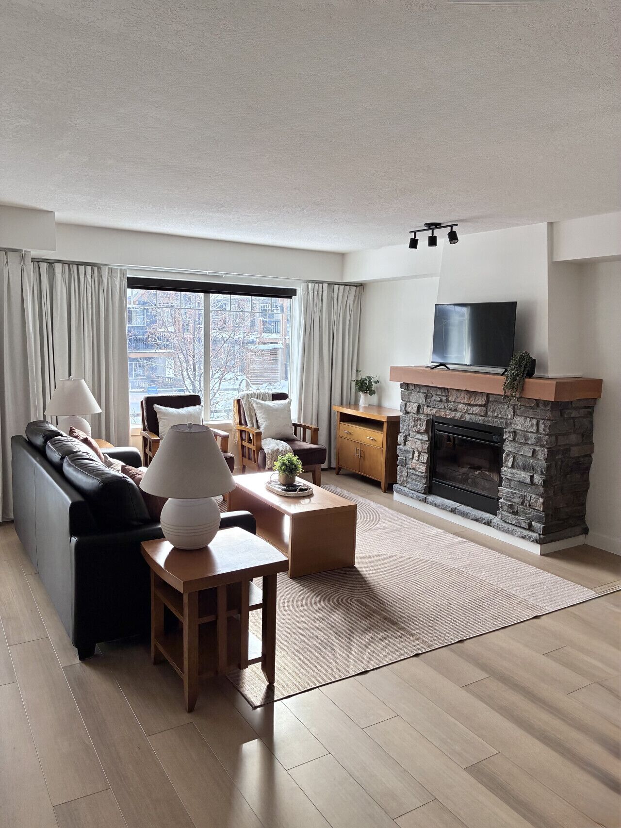 TV, fireplace