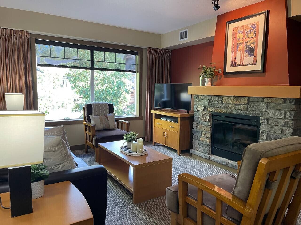 Televisión y chimenea 