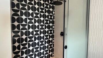 Camera Superior | Bagno | Doccia, set di cortesia gratuito, asciugacapelli, asciugamani