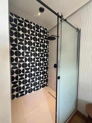 Habitación superior | Baño | Ducha, artículos de higiene personal gratuitos y secador de pelo