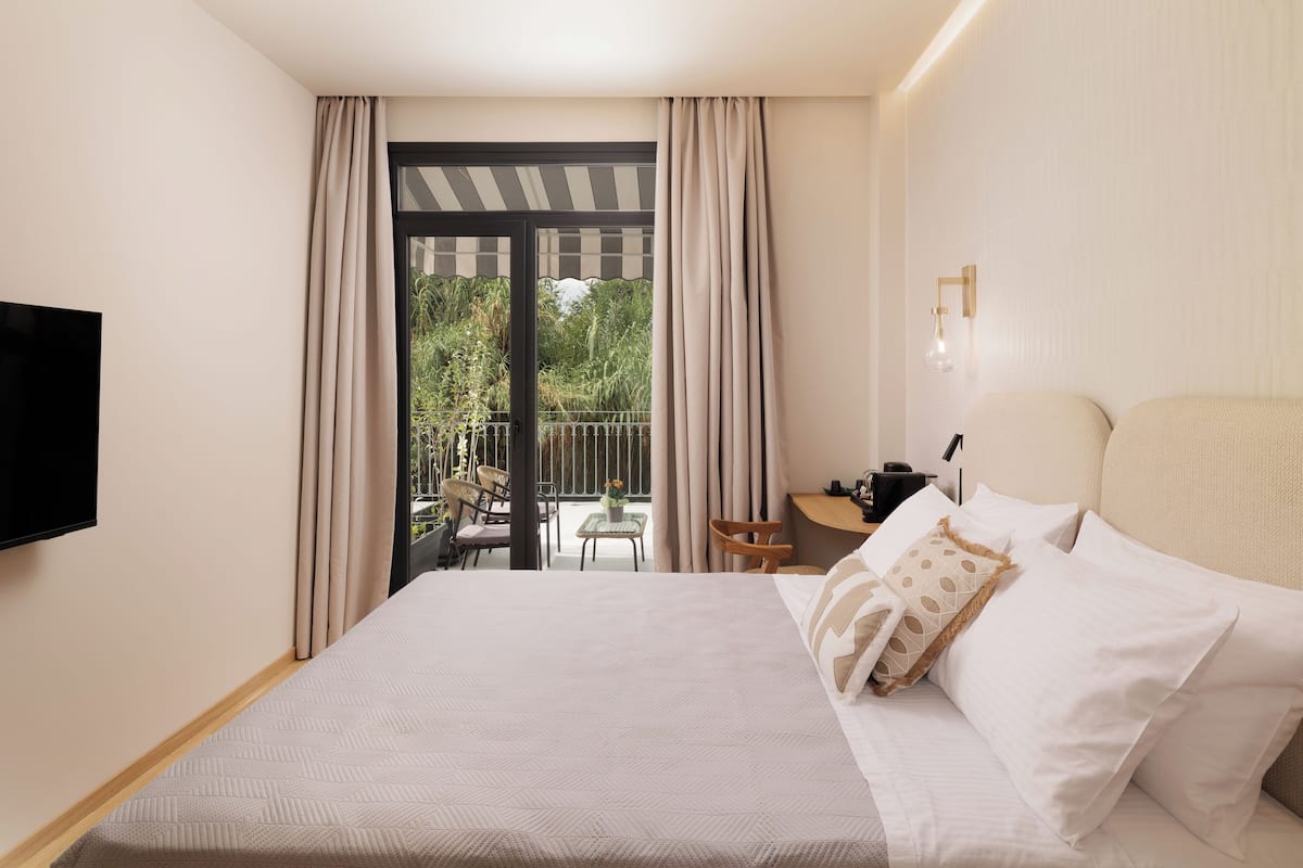 Deluxe Room | Minibar, laptop workspace, free WiFi, bed sheets