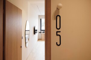 Minibar, espacio para trabajar con laptop, wifi gratis y ropa de cama 