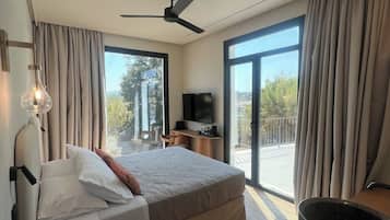 Deluxe Room | Minibar, laptop workspace, free WiFi, bed sheets