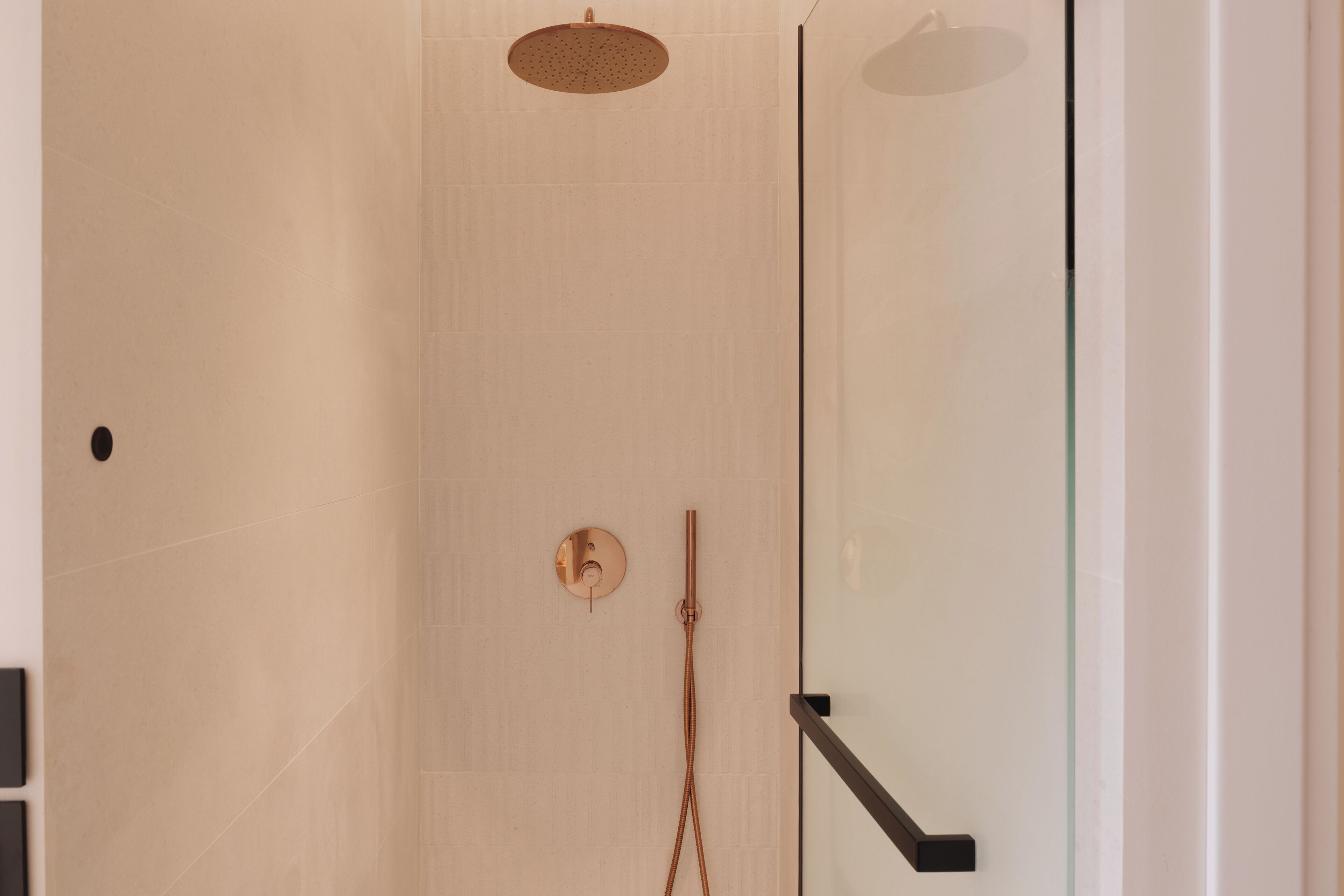 Regadera, amenidades de baño gratuitas, secadora de cabello, pantuflas 
