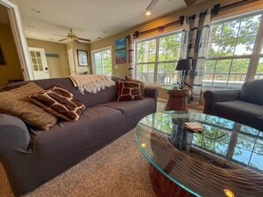 Smart TV, fireplace - Slice of Paradise- Ramp nearby/Secured boat/trailer parking for $15 (Gravois Mills)