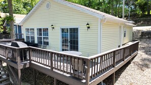 Une maison à deux étages avec une terrasse, un patio couvert et un garage.