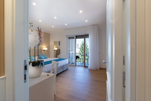 Quarto casal superior | Escrivaninha, Wi-Fi de cortesia