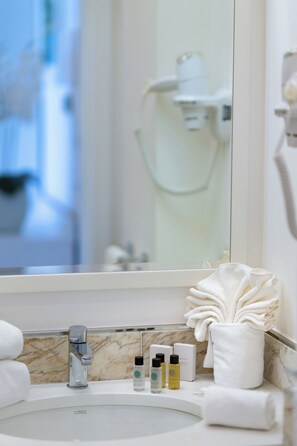 Quarto luxo | Banheiro | Secador de cabelo, toalhas de banho, sabonete, shampoo