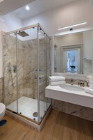 Secador de pelo, toallas, jabón, shampoo