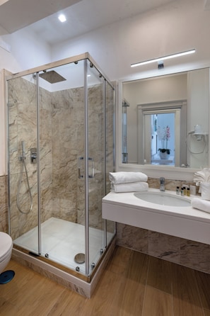 Superior Double Room | Bathroom | Hair dryer, towels, soap, shampoo