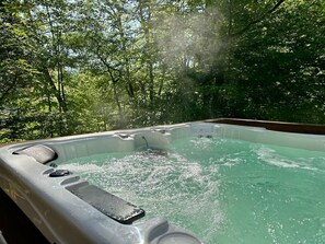 Outdoor spa tub - Catskills Cabin on the Creek w/ Hot Tub (Phoenicia)