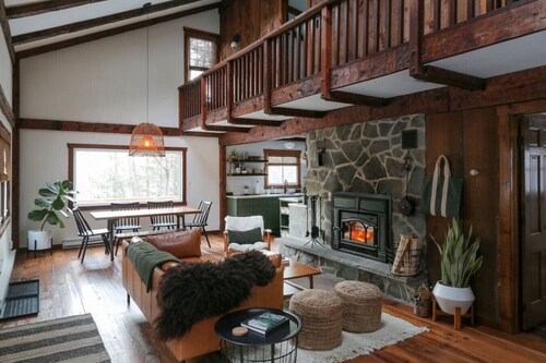 Catskills Cabin on the Creek w/ Hot Tub