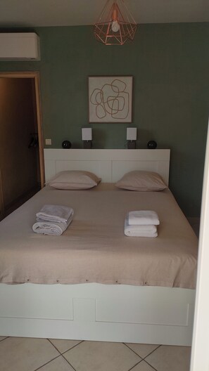 3 bedrooms, iron/ironing board, free WiFi, bed sheets