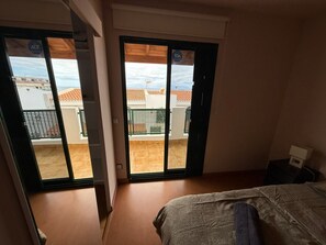 2 عدّة غرف نوم ومكواة/لوح كي وواي فاي وملاءات أسرّة