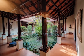 ลักซ์ชัวรี่วิลล่า, 5 ห้องนอน, เครื่องปรับอากาศ, วิวทะเลสาบ | ลานระเบียง/นอกชาน