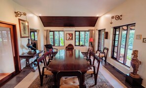 Luksusvilla, 5 soverom, aircondition, utsikt mot innsjø | Spiseområde på rommet