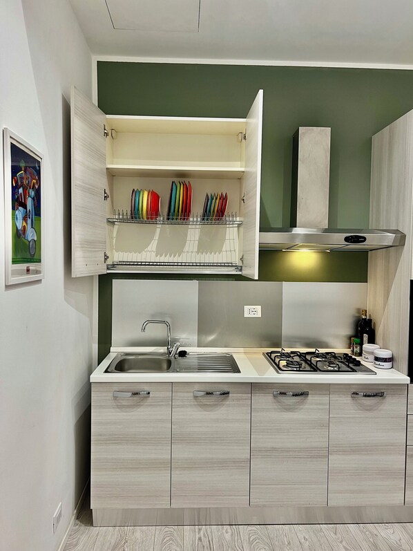 Réfrigérateur, four, plaque de cuisson, cafetière/bouilloire