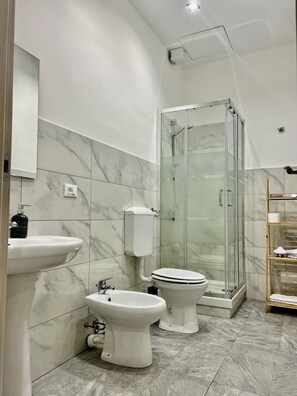 Douche, articles de toilette écologiques, sèche-cheveux, bidet