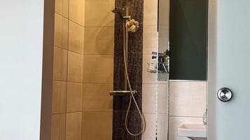 Dusche, Handtücher, Seife, Toilettenpapier