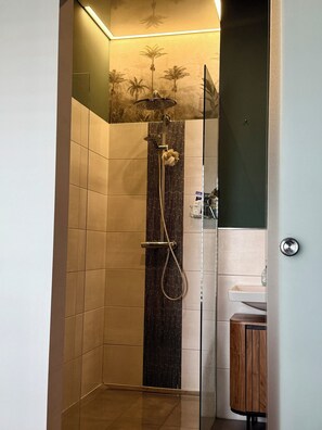 Douche, serviettes fournies, savon, papier toilette