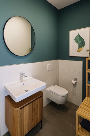 Dusj, håndklær, såpe og toalettpapir