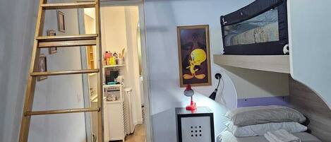 2 bedrooms, iron/ironing board, internet, bed sheets