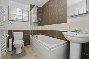 Shower, hair dryer, towels, soap - Modern 5BR Home Near Harry Potter Studios – Ideal for Groups & Contractors (Bushey)