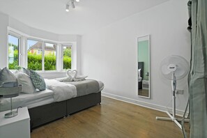 5 bedrooms, iron/ironing board, WiFi, bed sheets