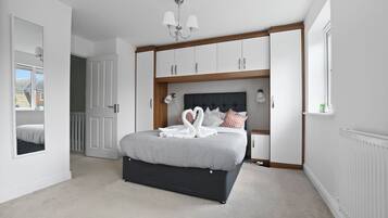 5 bedrooms, iron/ironing board, WiFi, bed sheets