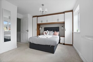 5 bedrooms, iron/ironing board, WiFi, bed sheets