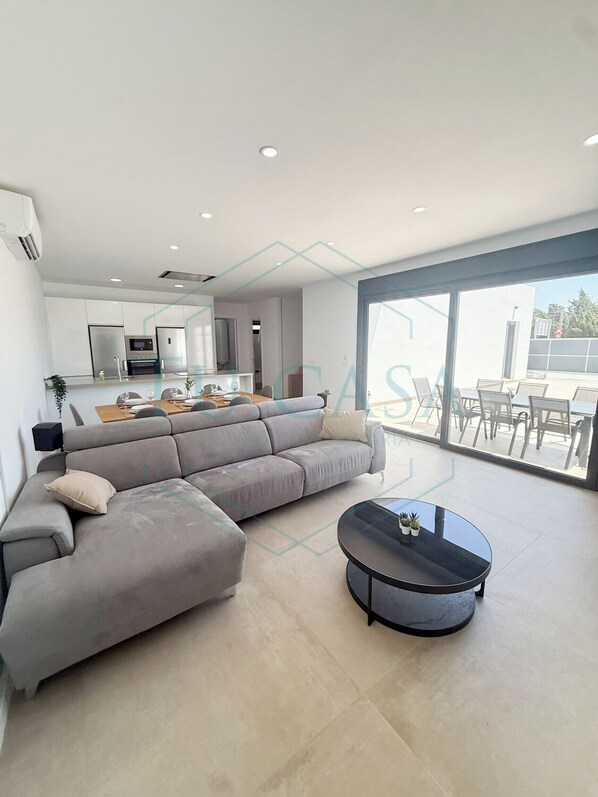 Smart-tv och eldstad