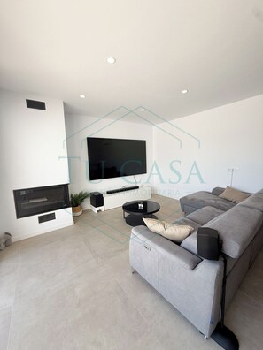 Smart TV, fireplace