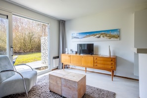 Een televisie, boeken en een stereo