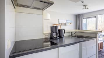 Fridge, microwave, stovetop, dishwasher