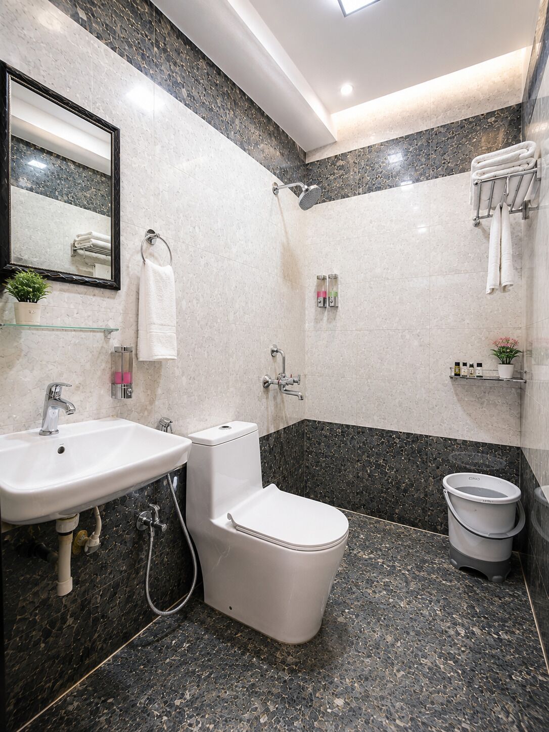 Shower, free toiletries, towels