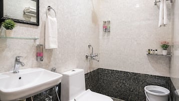 Shower, free toiletries, towels