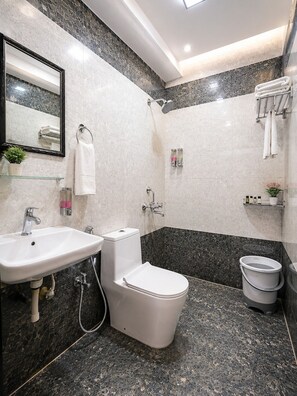 Shower, free toiletries, towels - Hotel Mero Vrindavan (Vrindavan)