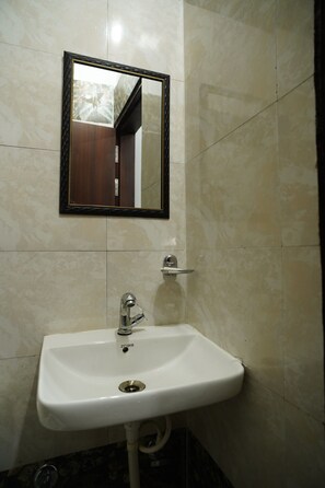 华丽客房 | 浴室 | 淋浴设施、免费洗浴用品、毛巾