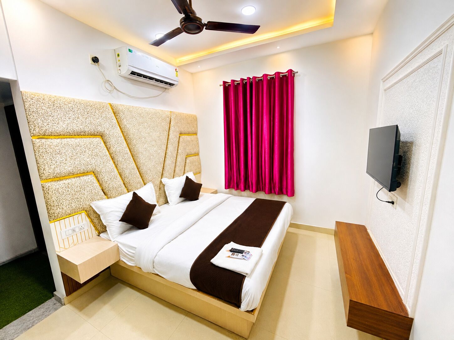 Desk, laptop workspace, WiFi (free), bed sheets