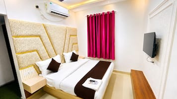Desk, laptop workspace, WiFi (free), bed sheets