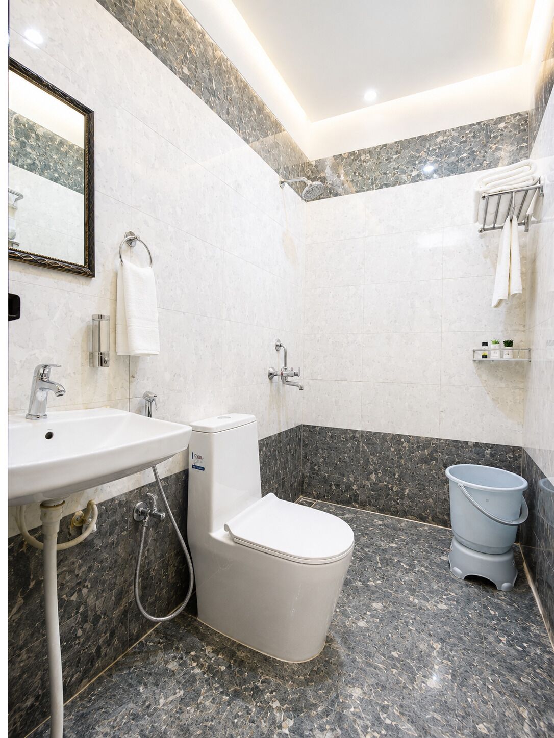 Regadera, amenidades de baño gratuitas, toallas 