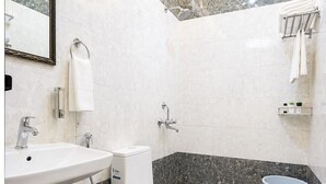 Ducha, artículos de tocador gratuitos, toallas