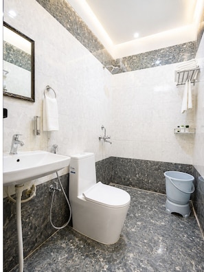 Shower, free toiletries, towels - Hotel Mero Vrindavan (Vrindavan)