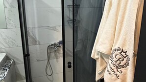 Rom – deluxe | Safe på rommet, lydisolert og wi-fi (inkludert)