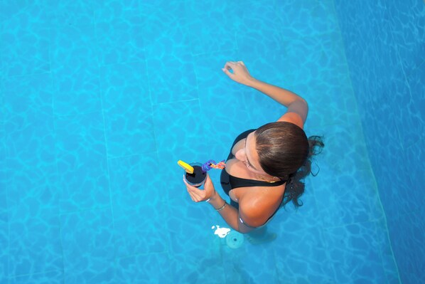 Une personne dans une piscine.