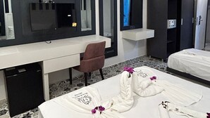 Rom – deluxe | Safe på rommet, lydisolert og wi-fi (inkludert)