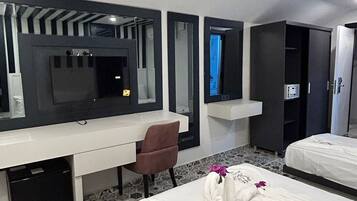 Deluxe Room | In-room safe, soundproofing, free WiFi
