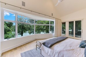 6 bedrooms, desk, iron/ironing board, WiFi